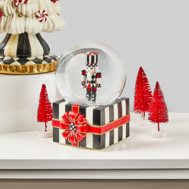 NUTCRACKER GIFT SNOWGLOBE